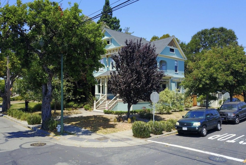 historic homes near Piedmont schools in Oakland area